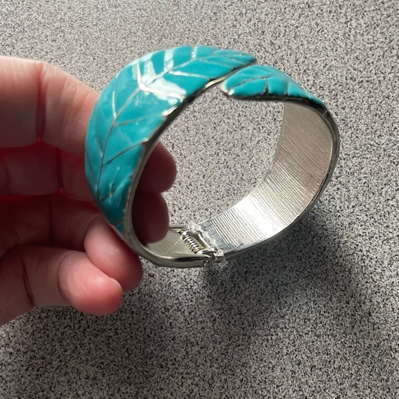 Green Leaf Enamel Metal Bracelet - Picture 4 of 6